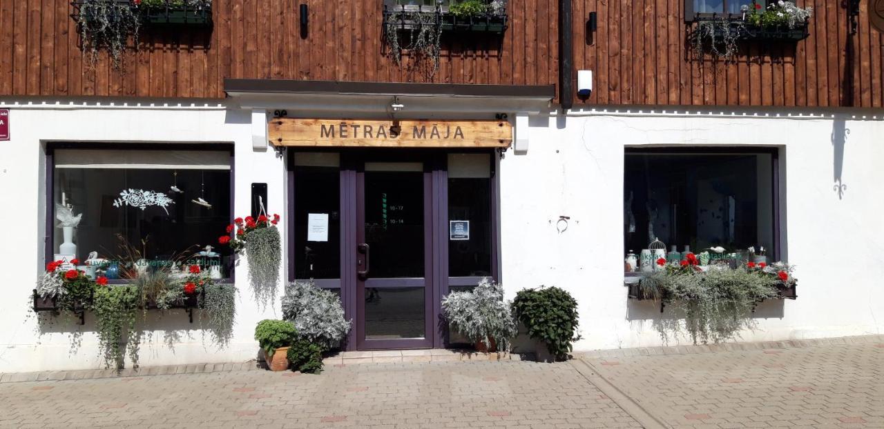 מלון Aizpute Metras Maja מראה חיצוני תמונה